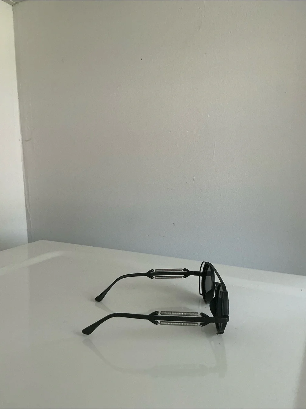 Round Black Unisex Sunglasses with Vintage Metal Frame